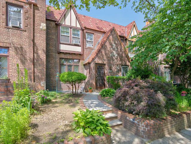 House for sale in Queens, Arverne