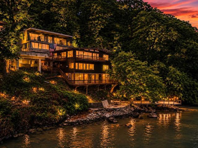 House for sale in Edgewater, New Jersey