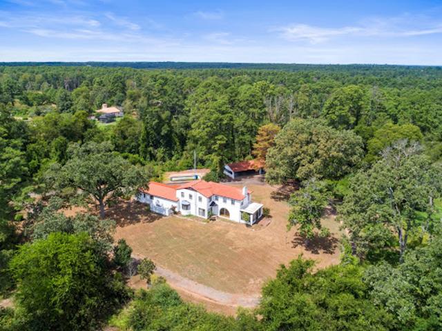 House for sale in Mineola