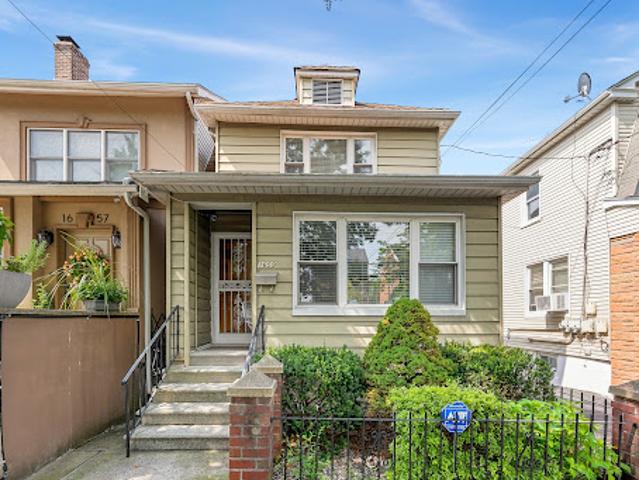 House for sale in The Bronx, Arverne
