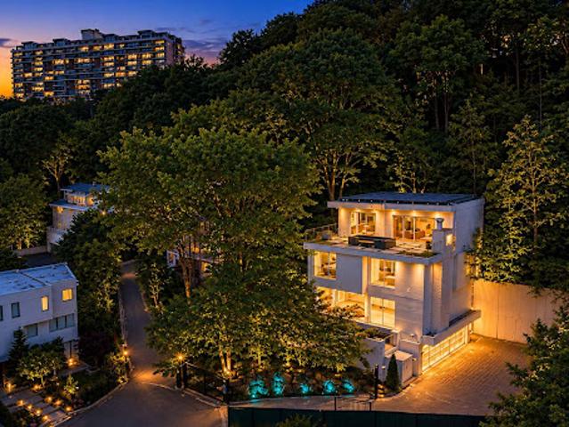 House for sale in Edgewater, New Jersey