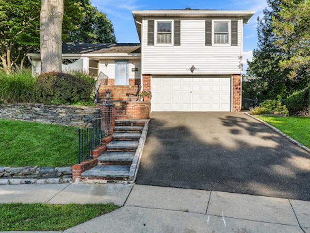 House for sale in Port Washington, Nassau County
