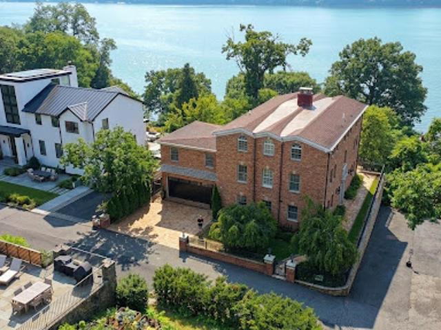 House for sale in The Bronx, Arverne