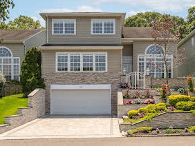 House for sale in Hauppauge