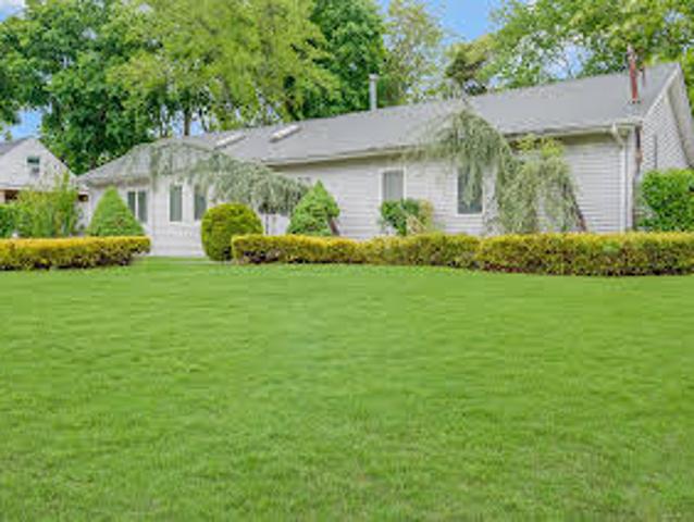 House for sale in Selden