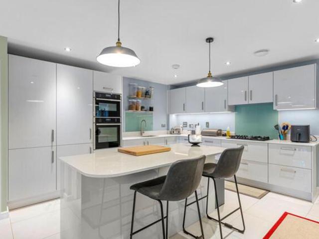 House for sale in Caterham Valley, Hillview