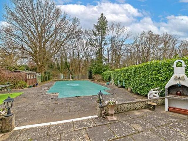 House for sale in How Wood, Five Acres