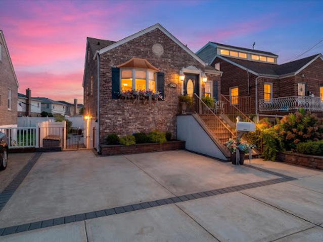 House for sale in Queens, Arverne