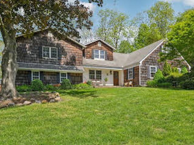 House for sale in Smithtown