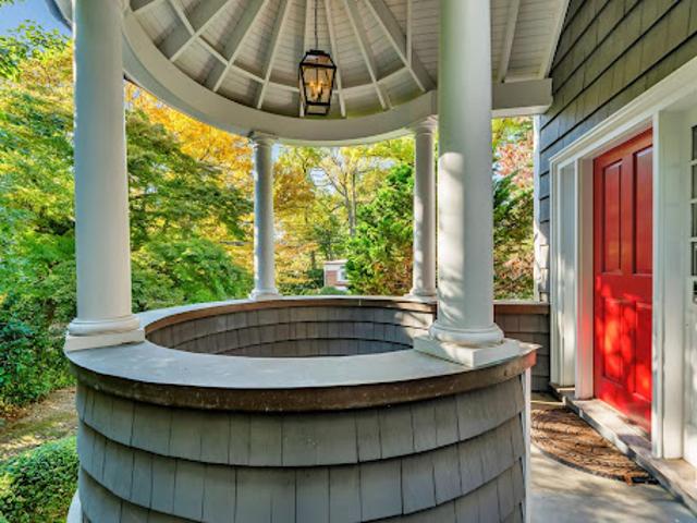 House for sale in The Bronx, Arverne