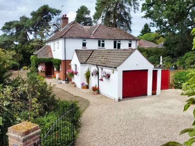 House for sale in Heol-las, Surrey