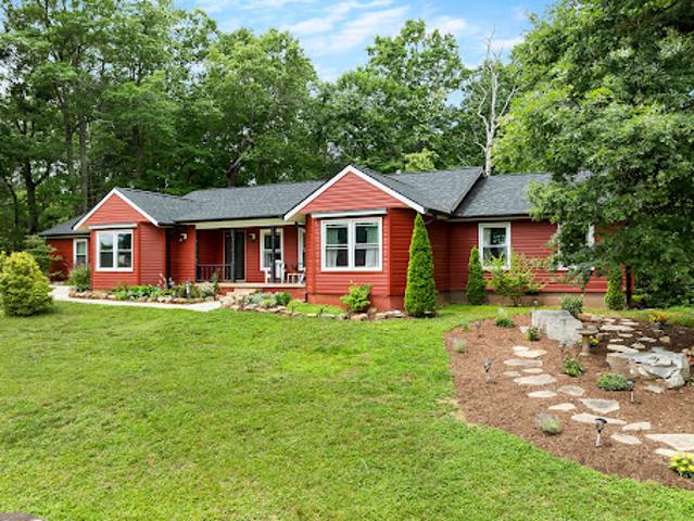 House for sale in Horse Shoe, North Carolina