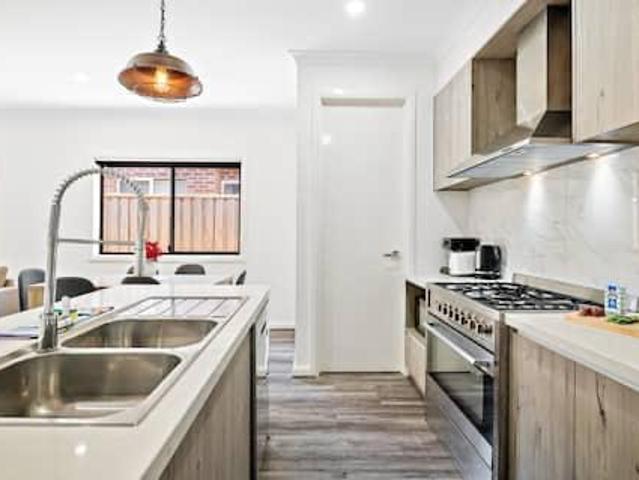 House for rent in Fraser Rise, Melbourne