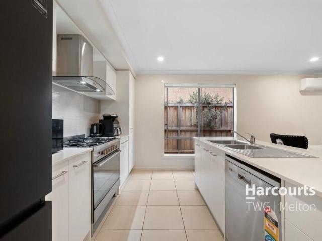 House for sale in Thornhill Park, Melbourne