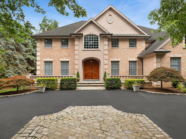 House for sale in Glen Head