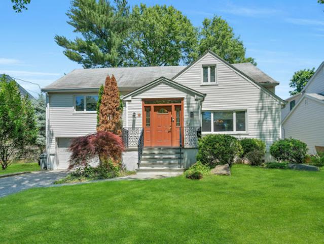 House for sale in Teaneck, New Jersey