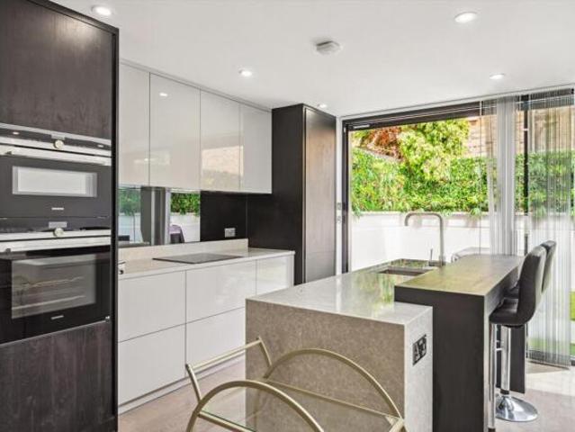 House for sale in Brompton, London
