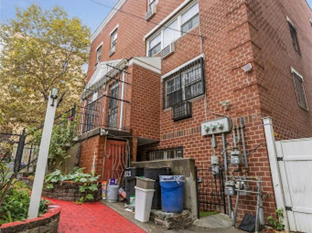 House for sale in The Bronx, Arverne