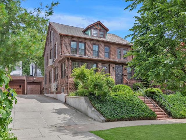 House for sale in Queens, Arverne