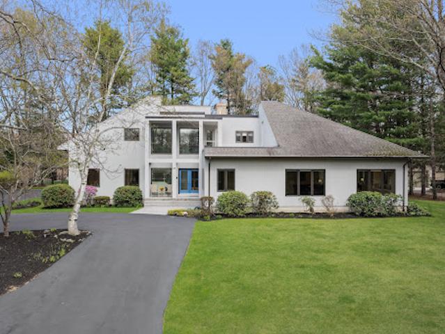 House for sale in Lincoln, Rhode Island