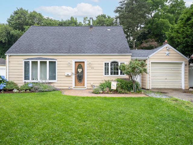 House for sale in Carle Place House for sale in Carle Place