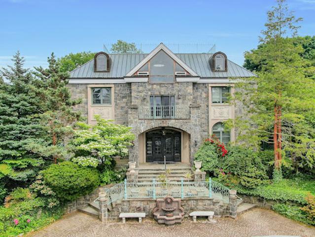 House for sale in The Bronx, Arverne