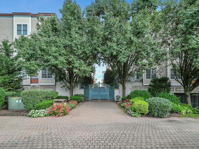 House for sale in Edgewater, Bergen County