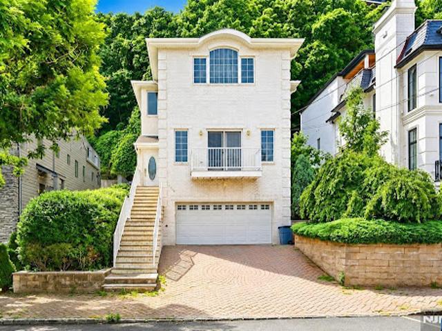 House for sale in Edgewater, Bergen County