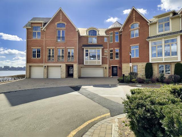 House for sale in Edgewater, New Jersey