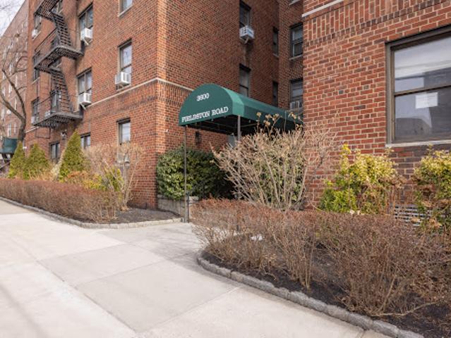 House for sale in The Bronx, Arverne