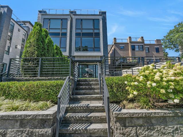 House for sale in Edgewater, New Jersey