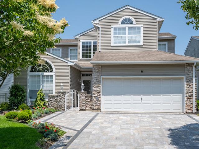 House for sale in Hauppauge