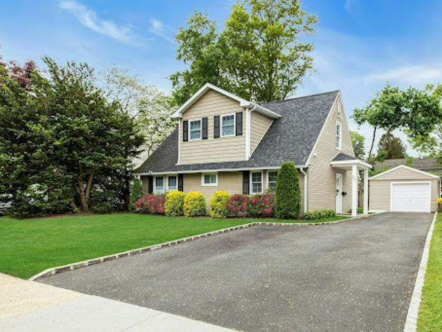 House for sale in Glen Cove
