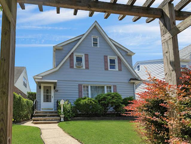 House for sale in Bergenfield, New Jersey