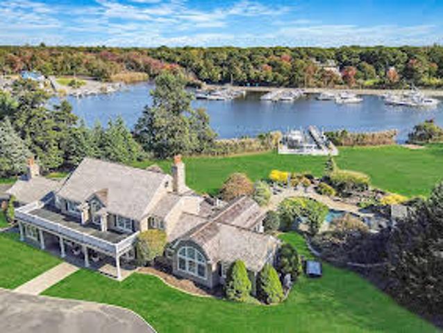 House for sale in Islip