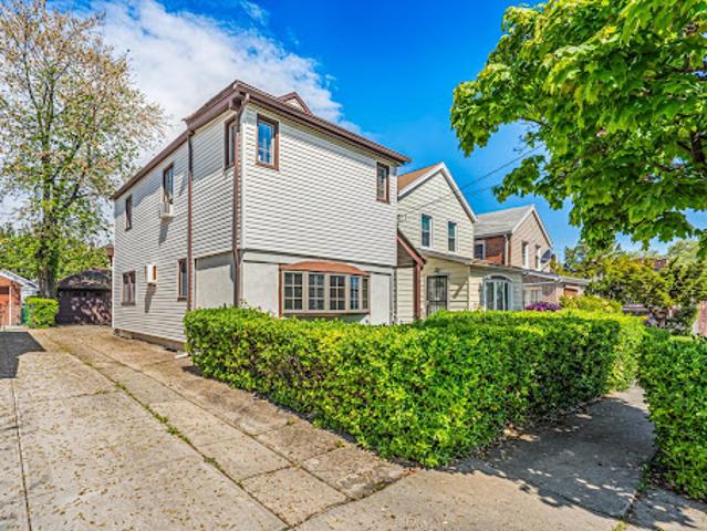House for sale in Queens, Arverne