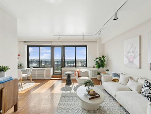 House for sale in New York, Arverne
