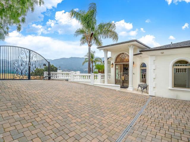 House for sale in La Canada Flintridge, California