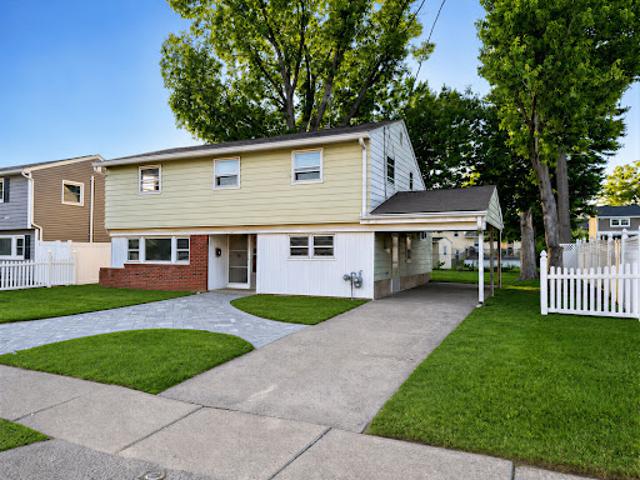 House for sale in Saddle Brook, New Jersey