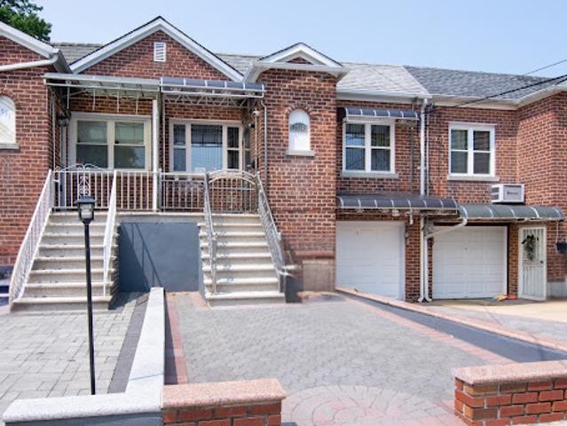 House for sale in The Bronx, Arverne