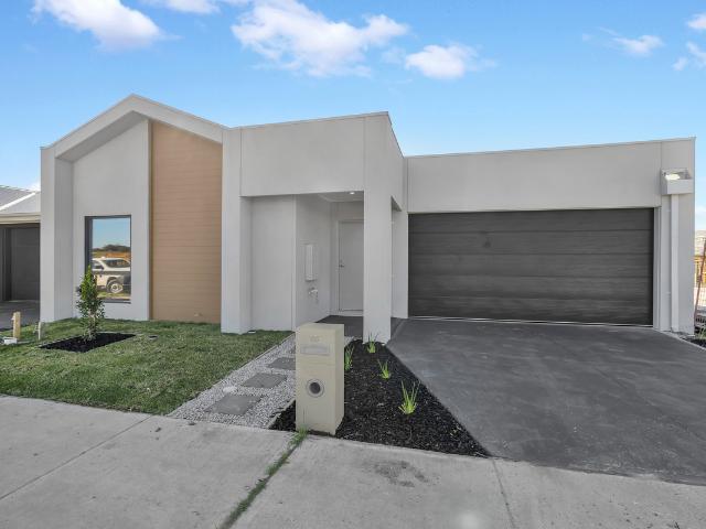 House for rent in Clyde North, Melbourne