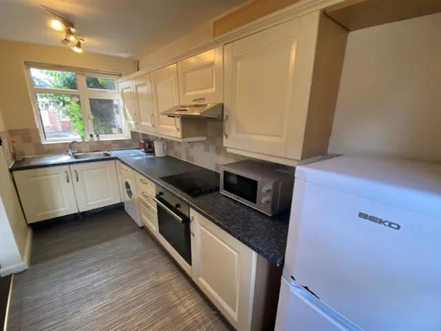 Room for rent in Lenton Abbey, Haddon