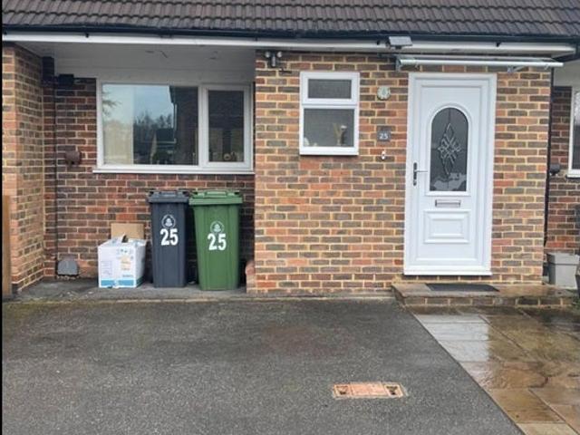 House for rent in Heol-las, Surrey