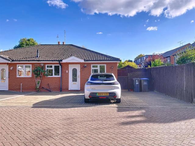 House for rent in Green Close, Warwickshire