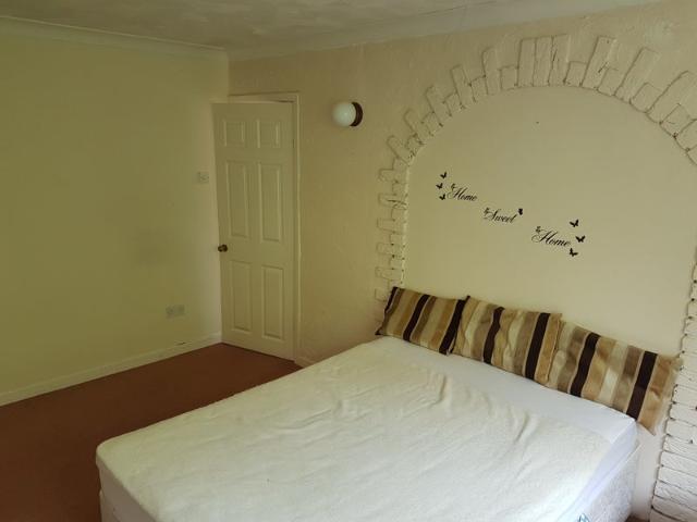 House for rent in Castle Green, Green Close
