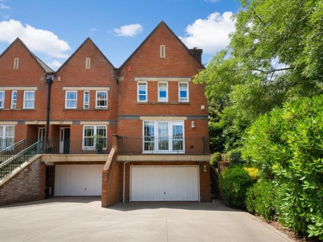 House for rent in Row Town, Surrey