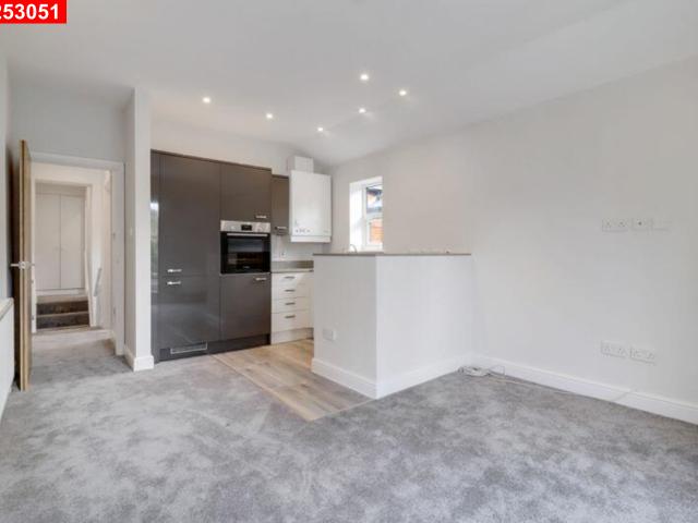 Flat for rent in Heol-las, Surrey