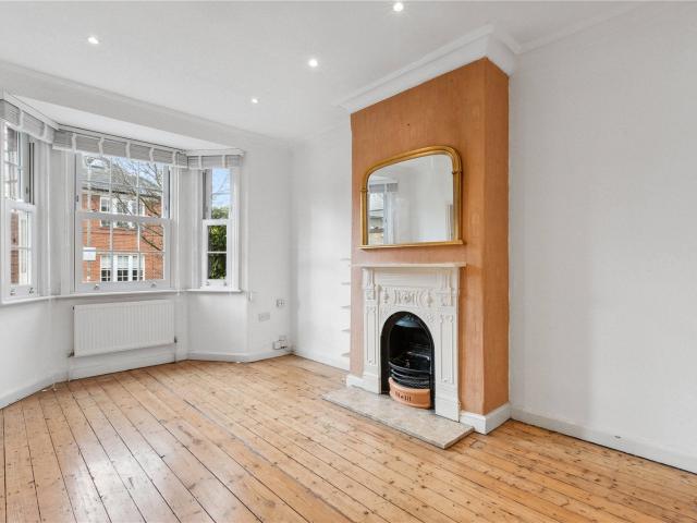 Flat for rent in Furzedown, Greater London