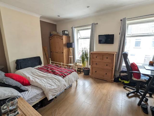 Room for rent in Falcon Lodge, Wales