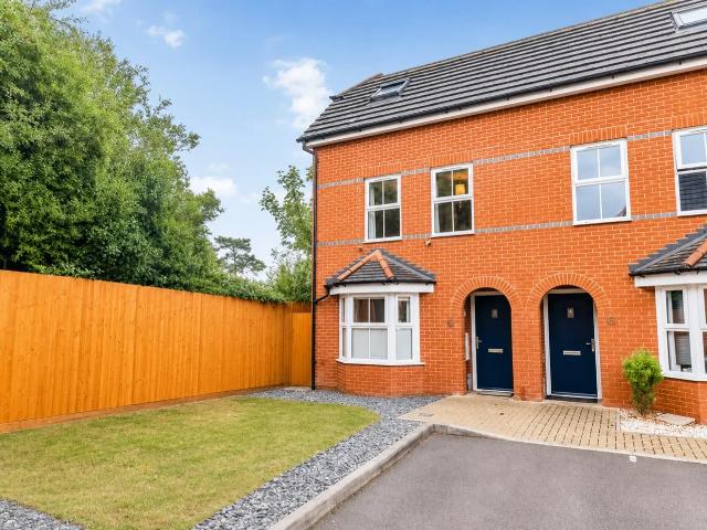 House for rent in Heol-las, Surrey